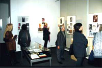 Auf 30 Ausstellungstafeln werden  Portraits und Lebensbilder berhmter Chanteusen mit Chansons, Genre, Auftrittsorten,  Kabaretts, Chanson-Cafs und  Musikhalls aus  einhundert Jahren vorgestellt.